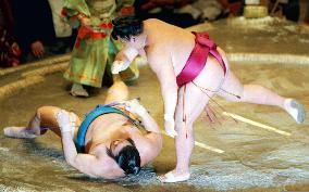 Chiyotaikai, 2 others share lead in autumn sumo